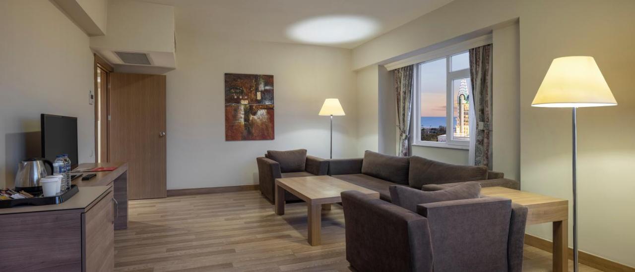Ramada Resort By Wyndham Lara Antalia Esterno foto