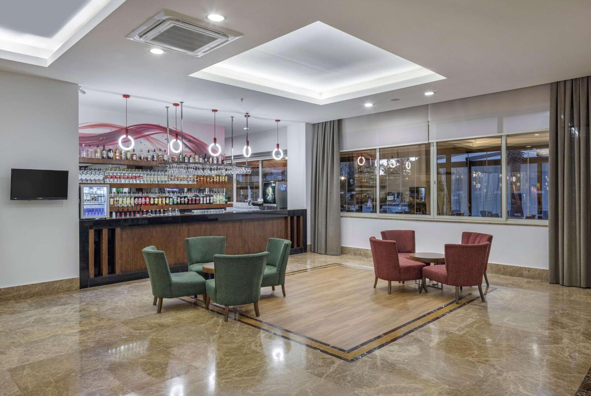 Ramada Resort By Wyndham Lara Antalia Esterno foto