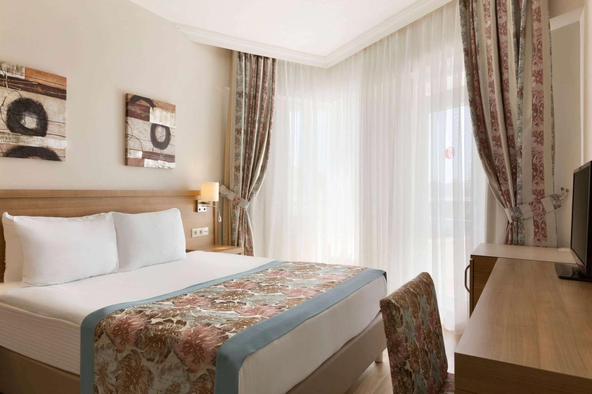 Ramada Resort By Wyndham Lara Antalia Esterno foto